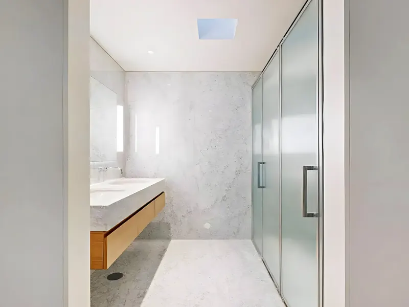 Baño de invitados del mismo piso con mampara de cristal — Fuengirola