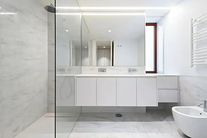 Baño principal en mármol blanco con bidé y ducha de obra — Fuengirola