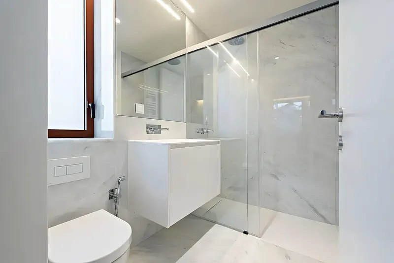 Baño secundario del mismo piso con mueble suspendido — Fuengirola