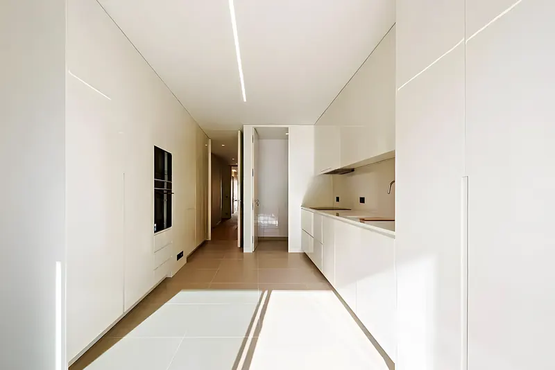 Cocina lineal de la misma obra con tirador oculto — Fuengirola