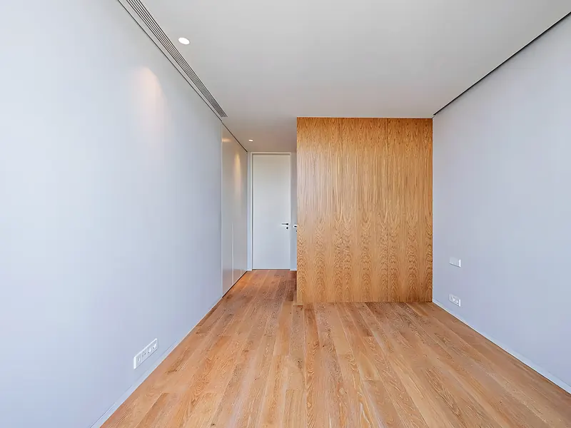 Dormitorio con panel de madera del mismo dúplex reformado — Fuengirola