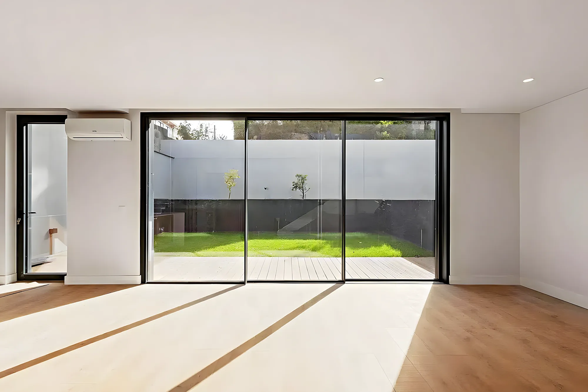 Salón abierto al jardín tras la reforma — vivienda unifamiliar en Mijas
